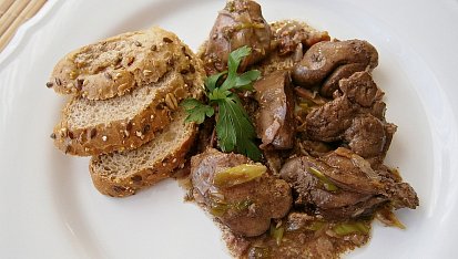 Kuřecí játra na česnekovém boku a lahůdkové cibulce, Kuřecí játra na česnekovém boku a lahůdkové cibulce