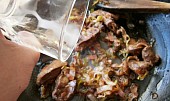 Kuřecí játra na česnekovém boku a lahůdkové cibulce (Přidáme prolisovaný česnek, solamyl rozmíchaný ve vodě a provaříme)