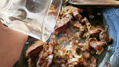 Kuřecí játra na česnekovém boku a lahůdkové cibulce, Přidáme prolisovaný česnek, solamyl rozmíchaný ve vodě a provaříme