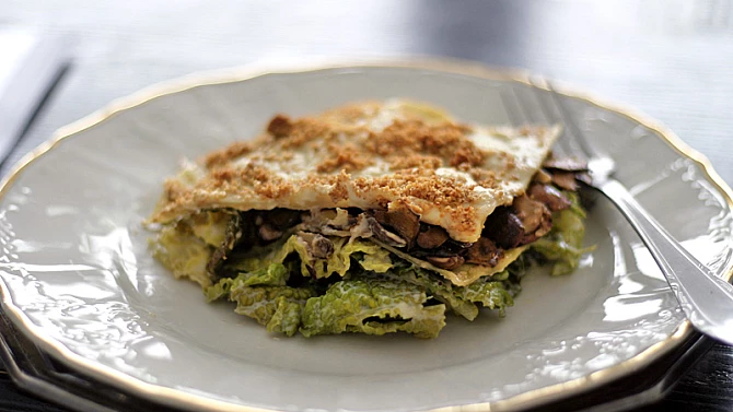 Lasagne s houbami, kapustou a bešamelem