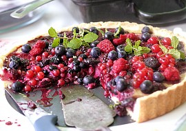 Letní koláč s lesním ovocem