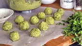 Letní zelený falafel s ořechy a čerstvými bylinkami