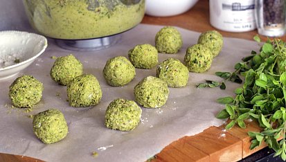 Letní zelený falafel s ořechy a čerstvými bylinkami