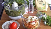 Letní zelený falafel s ořechy a čerstvými bylinkami