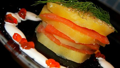 Lososové dortíčky s citronovou smetanou a kaviárem