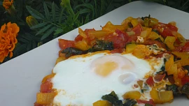 Mangoldová variace na shakshuka (na arabské lečo)