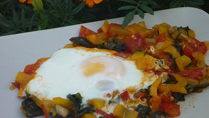 Mangoldová variace na shakshuka (na arabské lečo)