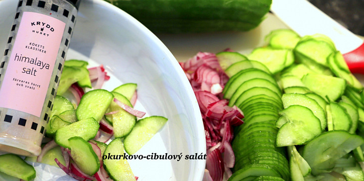 Okurkovo-cibulový salát se zakysankou (trochu jinak) (pokrájejte cibuli i okurku na tenké plátky, ve…)