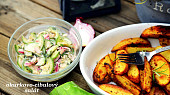 Okurkovo-cibulový salát se zakysankou (trochu jinak), salát je osvěžující a sytý sám o sobě, ale lze použít i jako přílohu k hlavnímu jídlu