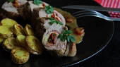 Panenka plněná mozzarellou, sušenými rajčaty a sušenou šunkou