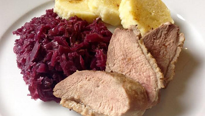 Pečená kachní prsa s červeným zelím a bramborovým knedlíkem