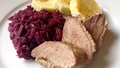 Pečená kachní prsa s červeným zelím a bramborovým knedlíkem