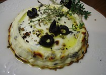 Pečená ricotta s olivami a tymiánem