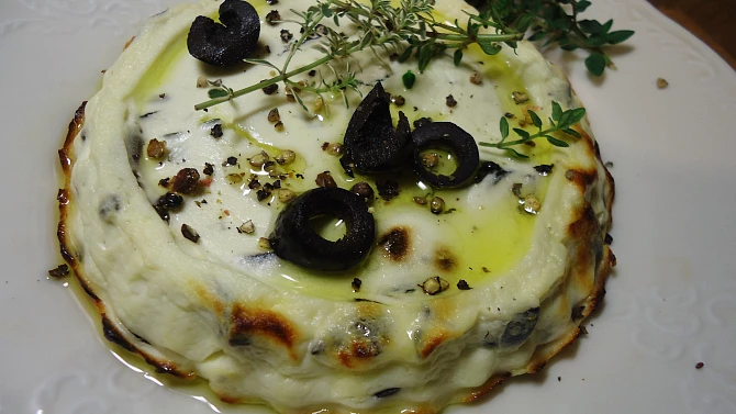 Pečená ricotta s olivami a tymiánem