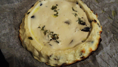 Pečená ricotta s olivami a tymiánem