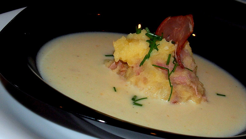Polévka z podmáslí s bramborovo-křenovou vložkou