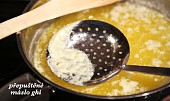 Přepuštěné máslo (ghí), srážející se syrovátku je třeba sbírat z povrchu probublávajícího másla