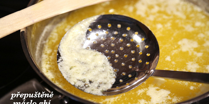 srážející se syrovátku je třeba sbírat z povrchu probublávajícího másla