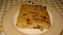 Quinoa-pohankový koláč s rozinkami a goji