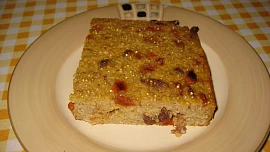 Quinoa-pohankový koláč s rozinkami a goji