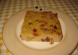 Quinoa-pohankový koláč s rozinkami a goji