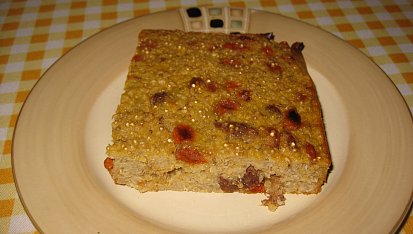 Quinoa-pohankový koláč s rozinkami a goji
