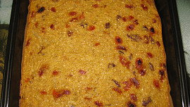 Quinoa-pohankový koláč s rozinkami a goji