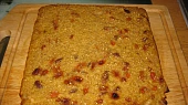 Quinoa-pohankový koláč s rozinkami a goji