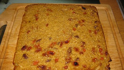 Quinoa-pohankový koláč s rozinkami a goji