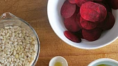 "Ravioli" z červené řepy a píniových oříšků (raw)