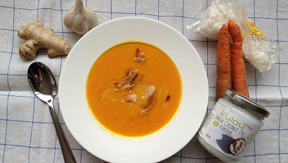 Rychlá mrkvová polévka s domácím kokosovým mlékem, Lehounká mrkvová polévka s kokosovým olejem, zázvorem a česnekem