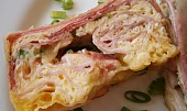 Smažený sýr z mikrovlnky, plněný tvarůžky a uzeninou, Detail na řezu