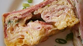 Smažený sýr z mikrovlnky, plněný tvarůžky a uzeninou, Detail na řezu