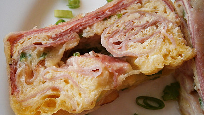 Smažený sýr z mikrovlnky, plněný tvarůžky a uzeninou, Detail na řezu