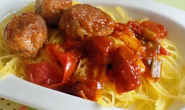 Špagetová dýně s masovými kuličkami v rajčatové omáčce