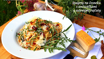 Špagety s česnekem, ančovičkami a sušenými rajčaty