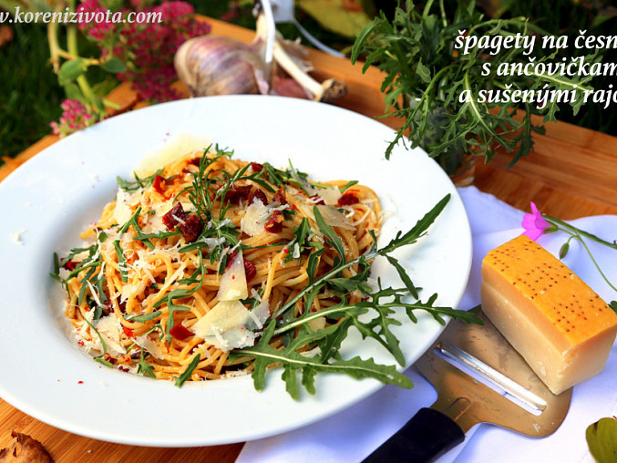 Špagety s česnekem, ančovičkami a sušenými rajčaty