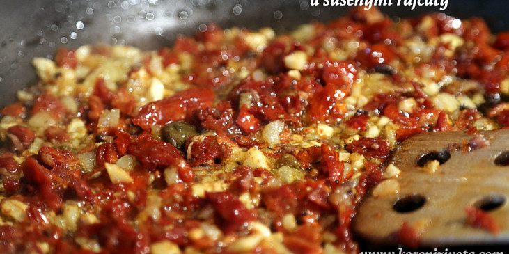 Špagety s česnekem, ančovičkami a sušenými rajčaty (česnek dejte na studenou pánev s olejem, přidejte…)