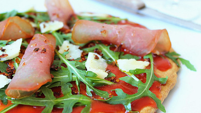 Špaldová pizza s rukolou a parmezánem