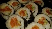 Sushi s čerstvým lososem naloženým v soli