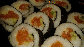 Sushi s čerstvým lososem naloženým v soli