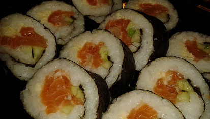 Sushi s čerstvým lososem naloženým v soli