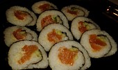 Sushi s čerstvým lososem naloženým v soli