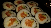 Sushi s čerstvým lososem naloženým v soli