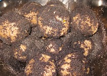 Švestkové koláčky s mákem (švestkové knedlíky ze spařené mouky)