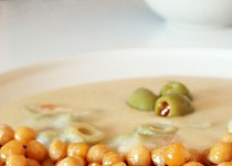 "Sýrová" omáčka s olivami a restovanou cizrnou