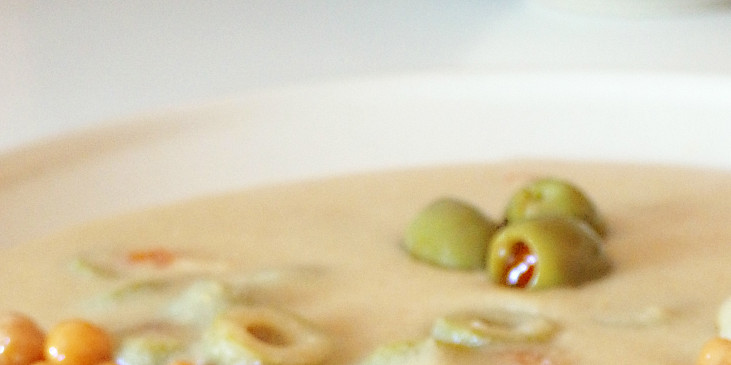 "Sýrová" omáčka s olivami a restovanou cizrnou