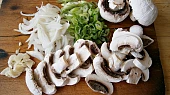Uzené kuřecí čtvrtky na žampionech,v papiňáku, Zeleninu a žampiony nakrájíme