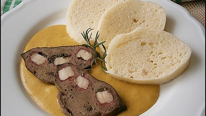 Vepřová játra špikovaná slaninou, na smetaně, Vepřová játra špikovaná slaninou, na smetaně