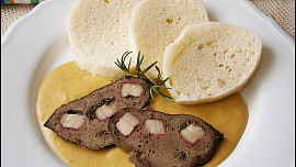 Vepřová játra špikovaná slaninou, na smetaně